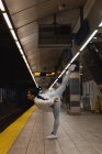 Ballerina di strada che balla sulla piattaforma alla stazione ferroviaria — Foto stock