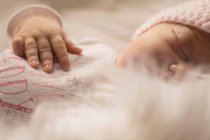 Neugeborenes schläft zu Hause auf flauschiger Decke. — Stockfoto