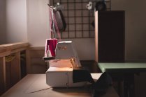 Швейная машина на столе в студии дизайнеров — стоковое фото