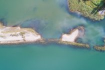 Воздух мелководного бирюзового моря и побережья — стоковое фото