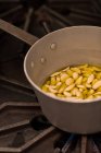 Gros plan des gousses d'ail bouillies dans l'eau — Photo de stock
