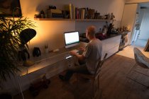 Homme travaillant sur un ordinateur personnel à la maison . — Photo de stock