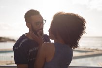 Romantisches Paar schaut sich an sonnigem Tag an — Stockfoto