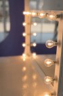 Schminkspiegel mit Licht im Studio — Stockfoto