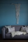 Rideau à fil suspendu contre le mur bleu dans le salon — Photo de stock