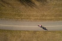 Vista aerea del cavaliere in bicicletta su strada — Foto stock