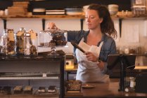 Bella cameriera che lavora al bancone nel caffè — Foto stock