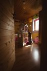 Mädchen spielt mit Puppenhaus im Schlafzimmer zu Hause — Stockfoto