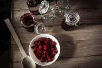 Himbeerschale mit Marmelade auf Holztisch zu Hause — Stockfoto