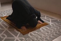 Mujer musulmana rezando salah en casa - foto de stock