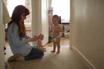 Mutter und Baby spielen zu Hause mit Spielzeug — Stockfoto