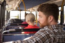 Умный мужчина, путешествующий в современном автобусе — стоковое фото
