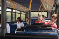 Коммутеры, путешествующие на современном автобусе — стоковое фото