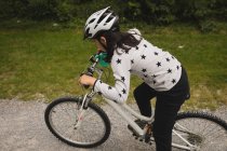 Menina jovem andar de bicicleta na rua — Fotografia de Stock