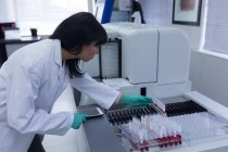 Técnico de laboratorio analizando muestras de sangre en banco de sangre - foto de stock