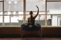 Балерина занимается балетным танцем в студии — стоковое фото