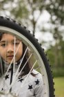 Chica joven comprobando bicicleta - foto de stock