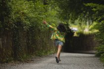 Visão traseira da menina jogando na rua — Fotografia de Stock