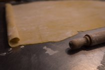 Pastas laminadas en un mostrador en una panadería - foto de stock