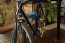 Mechaniker befestigt Fahrradbremsdraht in der Werkstatt — Stockfoto