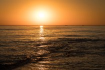 Vue sur le coucher du soleil en mer — Photo de stock