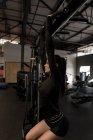 Belle femme faisant pull-ups dans la salle de fitness — Photo de stock