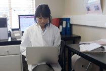 Tecnico di laboratorio che utilizza il computer portatile nella banca del sangue — Foto stock