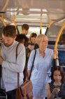 Viajeros que viajan en autobús moderno - foto de stock