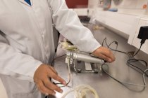 Técnico de laboratório usando uma máquina no banco de sangue — Fotografia de Stock