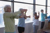 Группа женщин старшего возраста, занимающихся йогой в центре йоги — стоковое фото