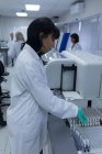 Technicien de laboratoire analysant la solution chimique dans la banque de sang — Photo de stock
