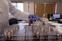 Tecnico di laboratorio che analizza la soluzione chimica nella banca del sangue — Foto stock
