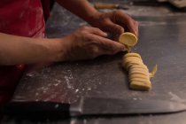 Bäcker bereitet handgemachte Pasta in einer Bäckerei zu — Stockfoto
