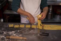 Mittelteil des männlichen Bäckers bereitet Pasta in Bäckerei zu — Stockfoto
