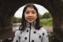 Porträt eines lächelnden Mädchens am Flussufer — Stockfoto