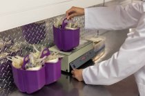 Лабораторний технік перевіряє вагу кровоносних пакетів у банку — стокове фото