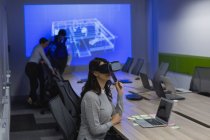 Mulher de negócios usando headset realidade virtual na sala de conferências no escritório — Fotografia de Stock