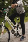 Молодая девушка на велосипеде по улице — стоковое фото