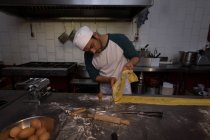 Panettiere maschile che prepara la pasta in panetteria — Foto stock