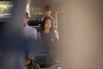 Комп'ютери, що подорожують у сучасному автобусі — стокове фото