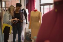 Modeschöpfer diskutieren auf digitalem Tablet im Modestudio — Stockfoto