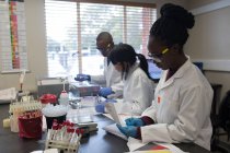 Techniciens de laboratoire travaillant ensemble dans une banque de sang — Photo de stock