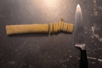 Свежая паста на стойке в пекарне — стоковое фото
