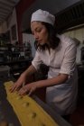 Belle boulangerie féminine préparant des pâtes en boulangerie — Photo de stock