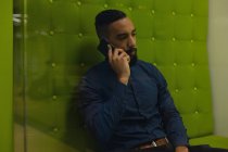 Homme d'affaires parlant sur téléphone portable au bureau — Photo de stock