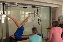 Treinador realizando ioga no centro de ioga — Fotografia de Stock