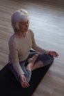Seniorin macht Yoga im Yoga-Zentrum — Stockfoto