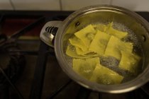 Крупный план поджаривания макарон на сковороде в пекарне — стоковое фото