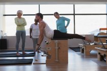 Allenatore che esegue yoga al centro yoga — Foto stock
