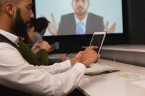 Geschäftsmann nutzt digitales Tablet im Konferenzraum im Büro — Stockfoto